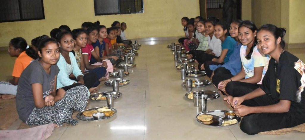 छात्रावासों में न्योता भोज 